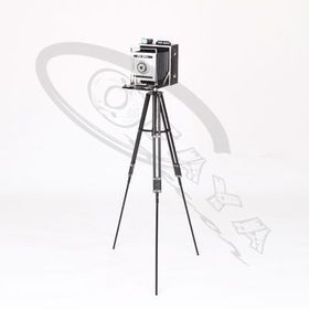 -dekorativen-fotoaparat-na-stativ
