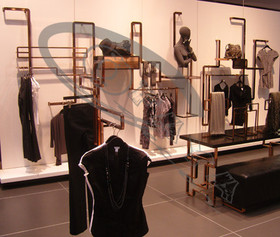 Търговско оборудване за магазин за дамски дрехи и аксесоари